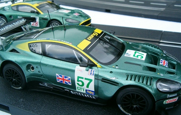 Albi Slot GP - Duel Aston Martin DBR9 : Scalextric vs SCX