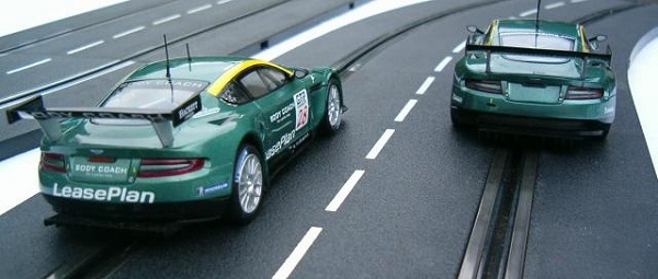 Albi Slot GP - Duel Aston Martin DBR9 : Scalextric vs SCX